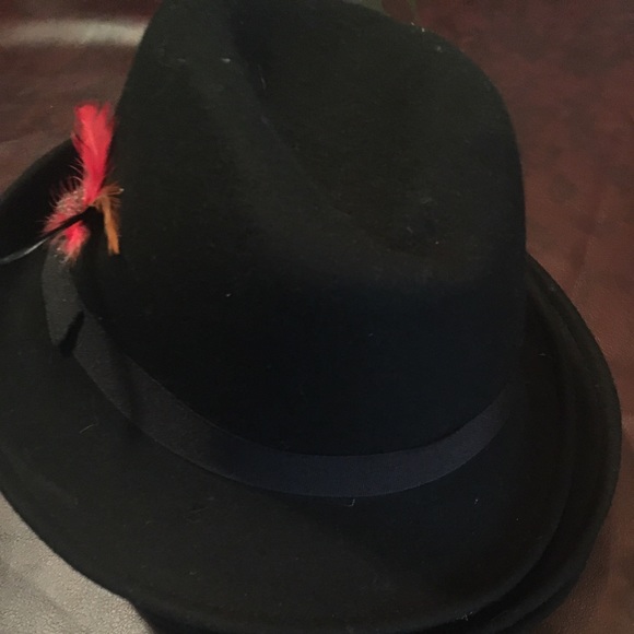 Black Hat with Feather - new with tags - Picture 2 of 3